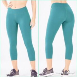 Fabletics Capri cropped legging
